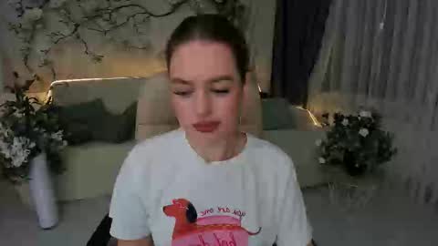 Snapshot of miraclecurly chatting on 11-09-25, 10:02 Emma online show from 11-09-25, 10:02