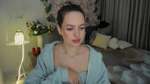 Snapshot of miraclecurly chatting on 11-14-25, 07:34 Emma online show from 11-14-25, 07:34