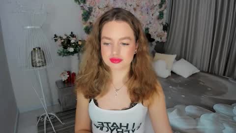 Snapshot of miraclecurly chatting on 11-20-25, 06:29 Emma online show from 11-20-25, 06:29