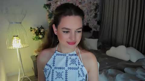 Snapshot of miraclecurly chatting on 11-25-25, 06:08 Emma online show from 11-25-25, 06:08