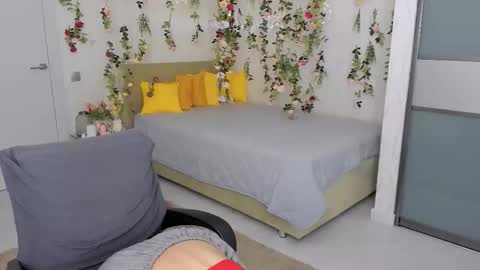 Snapshot of miraclecurly chatting on 11-27-25, 06:21 Emma online show from 11-27-25, 06:21