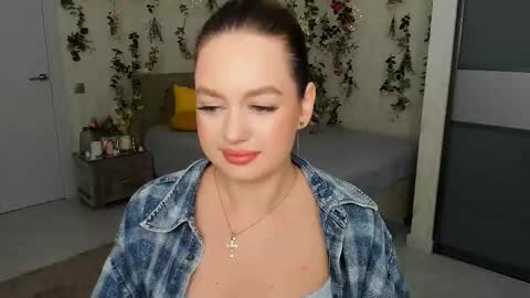 Snapshot of miraclecurly chatting on 12-01-25, 06:02 Emma online show from 12-01-25, 06:02