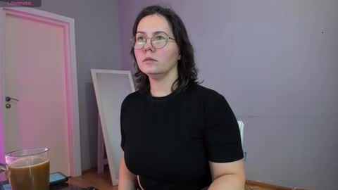 Snapshot of miradiaz chatting on 02-25-25, 12:24 Meera online show from 02-25-25, 12:24