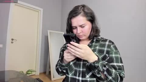 Snapshot of miradiaz chatting on 03-05-25, 02:56 Meera online show from 03-05-25, 02:56