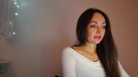 Snapshot of mirelisse chatting on 05-18-26, 08:47 Christina online show from 05-18-26, 08:47