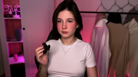 Snapshot of mirrameow chatting on 02-08-25, 02:26 Mira online show from 02-08-25, 02:26