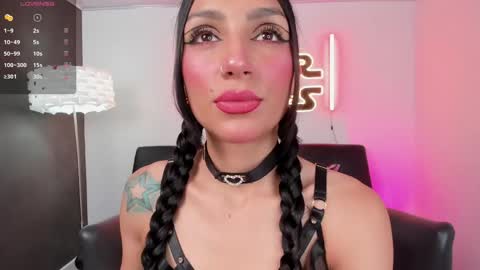 Snapshot of miss___evangeline chatting on 05-12-26, 02:41 Evangeline online show from 05-12-26, 02:41