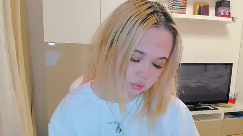 Snapshot of miss__selena chatting on 02-15-25, 06:01 miss__selena online show from 02-15-25, 06:01