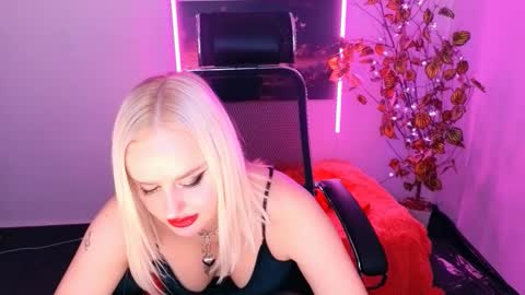 Snapshot of miss_alice_silver chatting on 10-28-25, 05:59 miss_alice_silver online show from 10-28-25, 05:59
