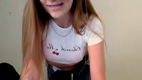 Snapshot of miss_angelina_ chatting on 10-16-25, 06:14 Angelina online show from 10-16-25, 06:14