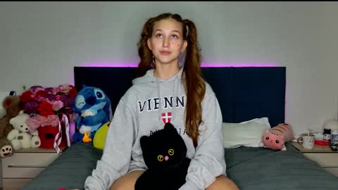 Snapshot of miss_emily_miller chatting on 11-06-25, 05:36 Emily online show from 11-06-25, 05:36