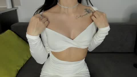 Snapshot of miss_emilyy chatting on 12-25-24, 04:43 Emily online show from 12-25-24, 04:43