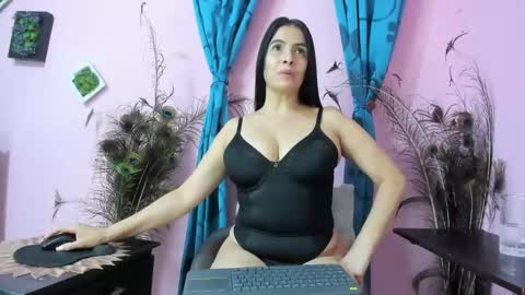 Snapshot of miss_flora chatting on 10-19-25, 10:16 Monica Patricia online show from 10-19-25, 10:16