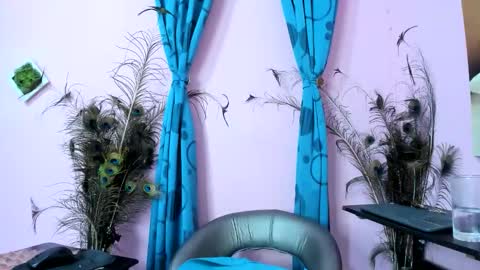 Snapshot of miss_flora chatting on 10-24-25, 10:00 Monica Patricia online show from 10-24-25, 10:00