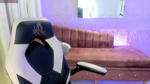 Snapshot of miss_isabella_m chatting on 04-30-26, 02:01 Isabella online show from 04-30-26, 02:01