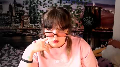 Snapshot of miss_kapriz_love chatting on 10-17-25, 04:42 Eva online show from 10-17-25, 04:42