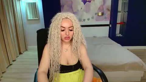 Snapshot of miss_kiten chatting on 11-09-25, 08:40 miss_kiten online show from 11-09-25, 08:40