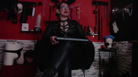 Snapshot of miss_mirandaa chatting on 10-19-25, 11:11 Mistress Miranda online show from 10-19-25, 11:11