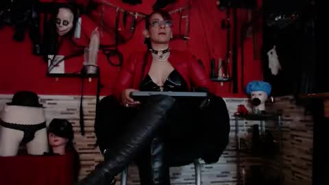 Snapshot of miss_mirandaa chatting on 11-02-25, 12:35 Mistress Miranda online show from 11-02-25, 12:35