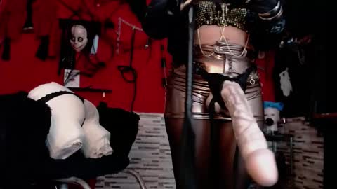 Snapshot of miss_mirandaa chatting on 11-05-25, 12:10 Mistress Miranda online show from 11-05-25, 12:10