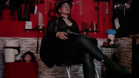 Snapshot of miss_mirandaa chatting on 11-09-25, 12:09 Mistress Miranda online show from 11-09-25, 12:09