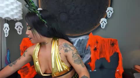 Snapshot of miss_vaiolette chatting on 10-31-25, 11:11 Vaiolette online show from 10-31-25, 11:11