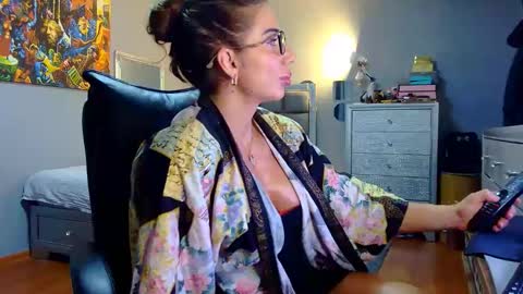 Alesyamuscledoll online show from 05-05-26, 08:06