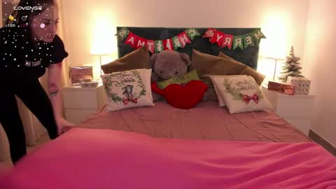 Snapshot of missangellina chatting on 12-17-24, 06:45 Angelina online show from 12-17-24, 06:45