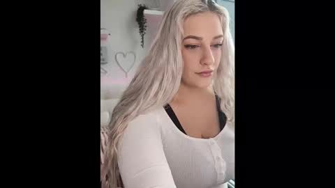 Snapshot of missbellaromano chatting on 12-22-25, 07:44 Bella Romano online show from 12-22-25, 07:44