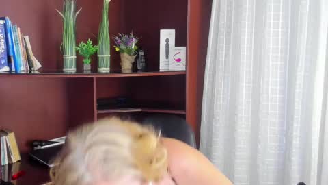 Escarlet online show from 02-20-25, 08:39