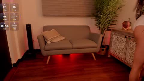 Snapshot of missesmeralda chatting on 02-08-25, 11:44 Julieta Arboleda but i like call me esme online show from 02-08-25, 11:44