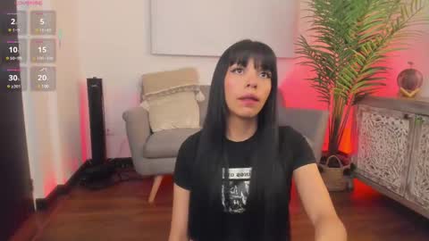 Snapshot of missesmeralda chatting on 02-18-25, 11:11 Julieta Arboleda but i like call me esme online show from 02-18-25, 11:11