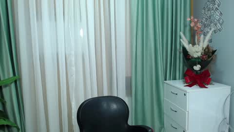 missjuliax online show from 12-02-24, 09:56