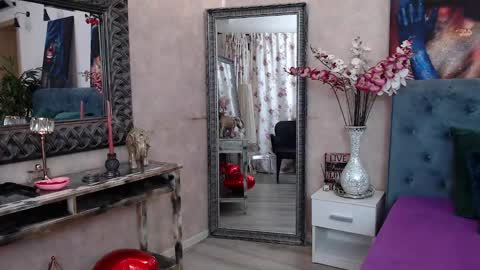 missjuliax online show from 12-20-24, 07:33
