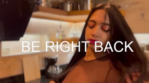 Snapshot of missketzaly chatting on 12-22-24, 01:44 Ania online show from 12-22-24, 01:44