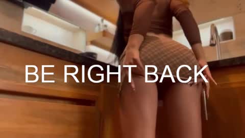 Snapshot of missketzaly chatting on 02-20-25, 04:57 Ania online show from 02-20-25, 04:57