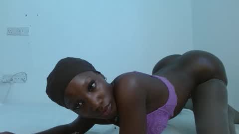 Snapshot of missmisbehave_irl chatting on 05-06-26, 07:13 sexy online show from 05-06-26, 07:13