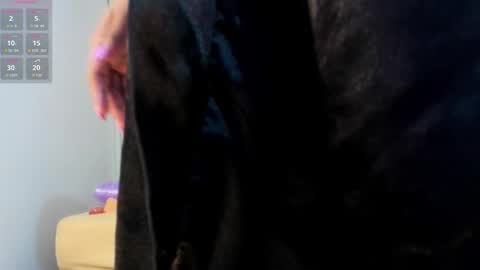 Snapshot of missnaiya chatting on 10-10-25, 11:09 missnaiya online show from 10-10-25, 11:09