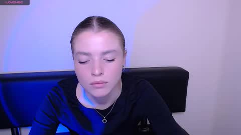 Olivia online show from 10-28-25, 01:58