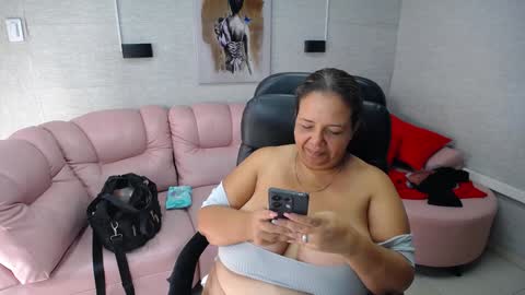 Snapshot of misspenelopenipples chatting on 01-23-25, 03:54 Penelope online show from 01-23-25, 03:54