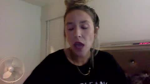 Snapshot of misss_alyssaaa chatting on 05-08-26, 01:11 Alyssa online show from 05-08-26, 01:11
