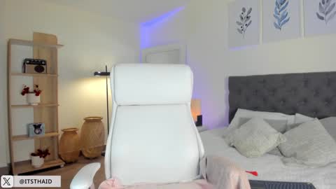 Snapshot of missthailand_ chatting on 02-12-25, 11:30 Fernanda Davila online show from 02-12-25, 11:30