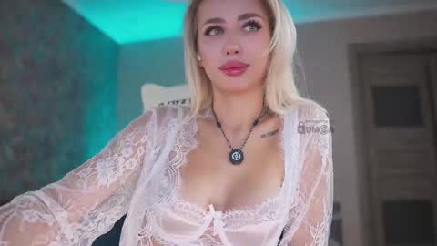 Snapshot of misstics_ chatting on 10-12-25, 12:20 Eva online show from 10-12-25, 12:20