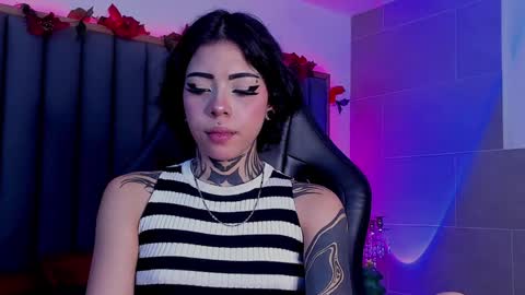 Snapshot of misstomie_ chatting on 12-19-24, 12:56 Tomiehelp me get to 100 thumbs up online show from 12-19-24, 12:56