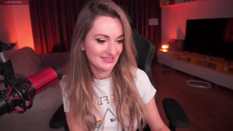 Snapshot of misswiney chatting on 01-21-25, 04:16 Winey online show from 01-21-25, 04:16
