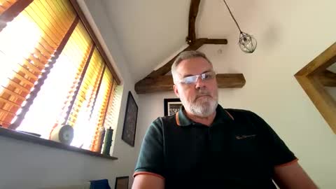 Snapshot of misterblivs chatting on 05-12-26, 02:25 Misterblivs online show from 05-12-26, 02:25