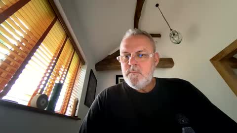 Snapshot of misterblivs chatting on 06-05-26, 06:20 Misterblivs online show from 06-05-26, 06:20