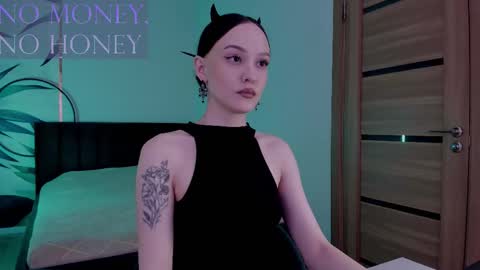 Snapshot of mistress_mialibra chatting on 10-27-25, 03:27 Mistress Mia online show from 10-27-25, 03:27