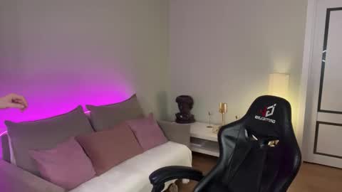 Mia online show from 12-05-25, 08:49