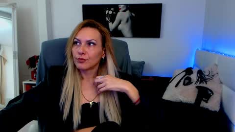 MistressEvelyn  online show from 01-10-25, 04:22